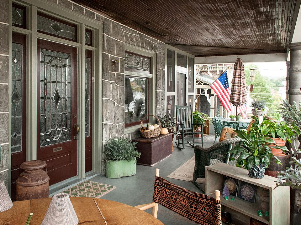 10' x 32' porch / living space