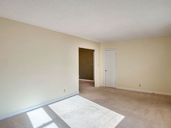 4th image of 3921 W Fairfax Dr