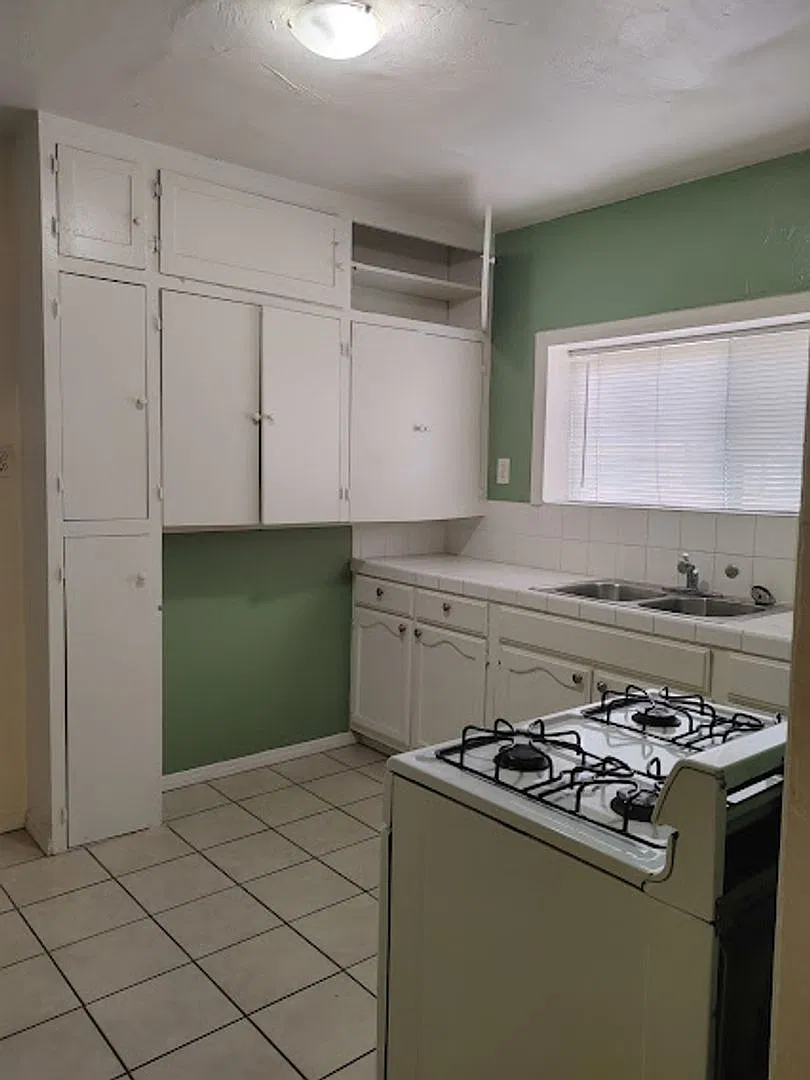 3bd/1ba House With Front Bonus Room, Laundry And Garage — Photo 4