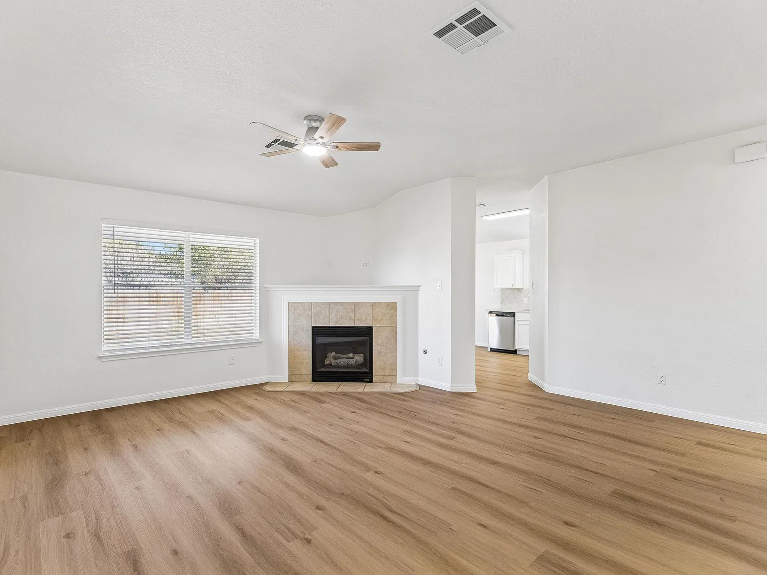 4 bed, 2.0 bath, 1504 sqft, $1,995 — Photo 3