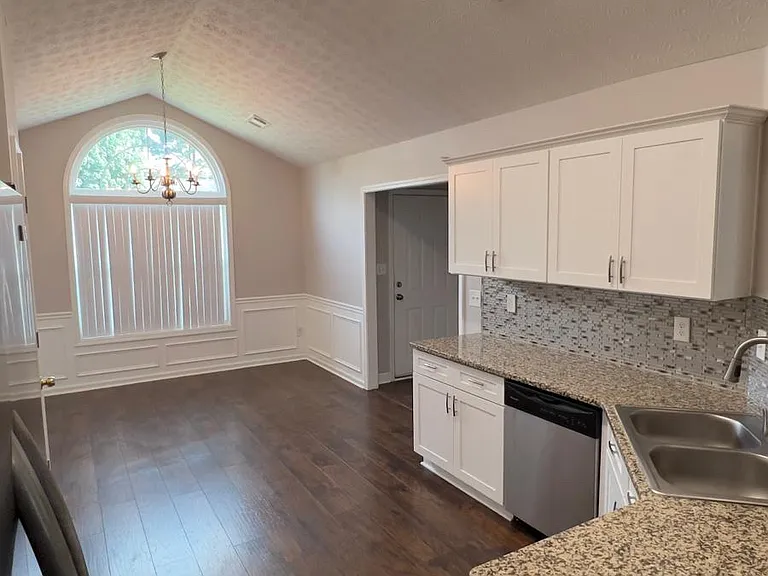 920 Grace Dr — Photo 5