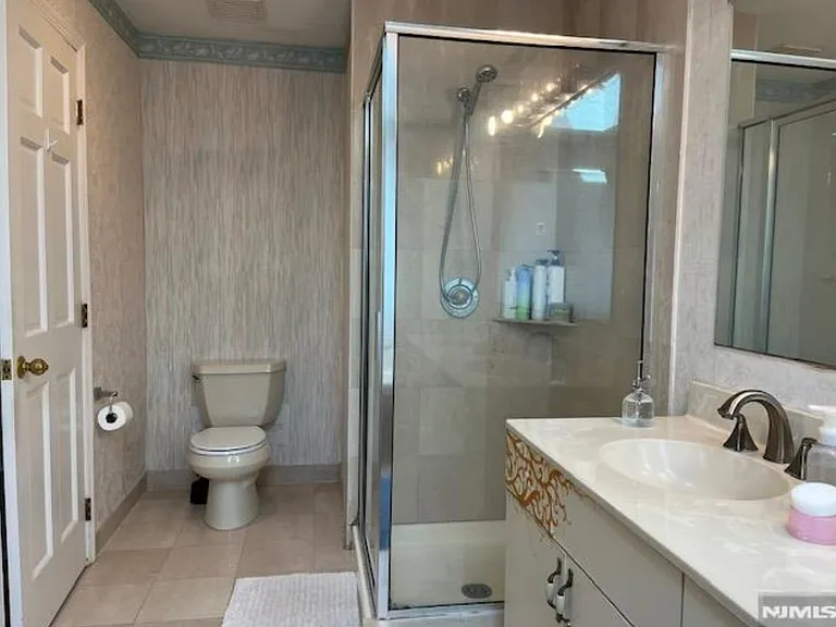 100 Lakeview Dr — Photo 13