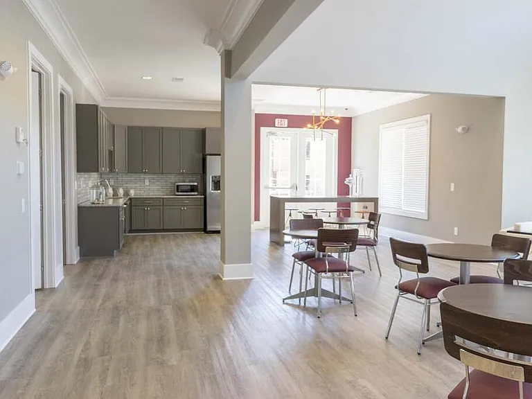 Foxwood Apartments — Photo 43