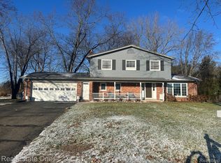 3249 Golfhill Dr, Waterford, MI 48329