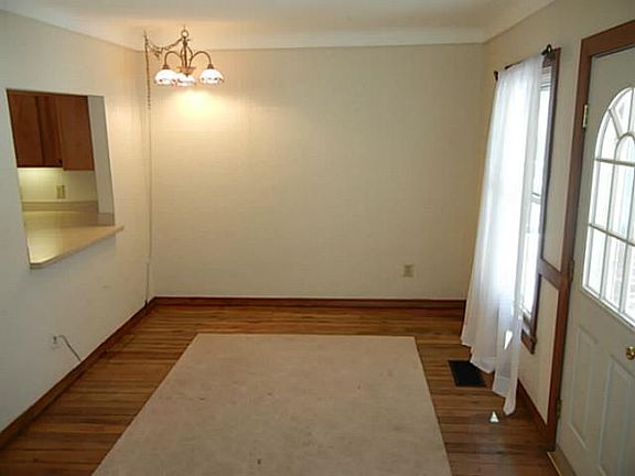 4th image of 303 Pine St