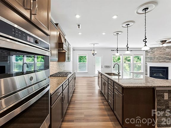 5th image of 1318 Poppy Way