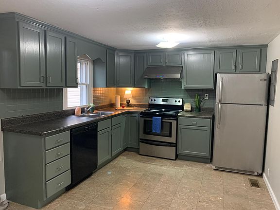 The kitchen also has an eat-in area behind the photographer