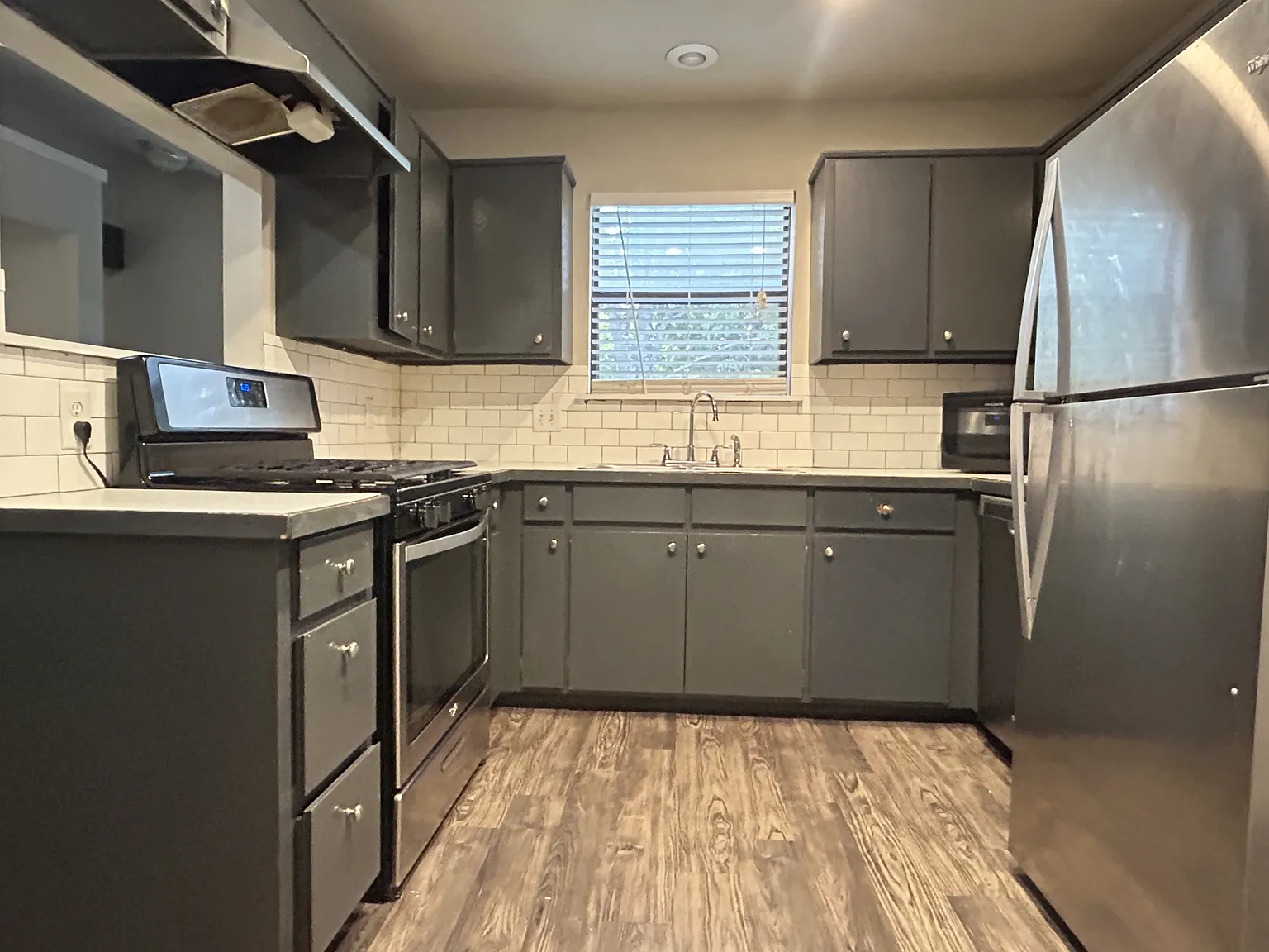 970 N Lewis Ave — Photo 1