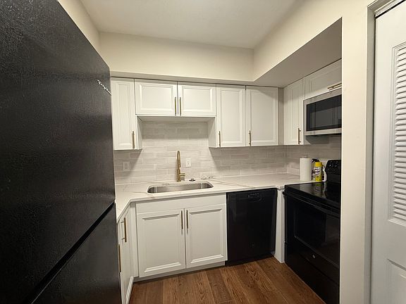 Full kitchen renovation in 2025 with white shake cabinets, quartz counter tops, & subway tile backsplash.