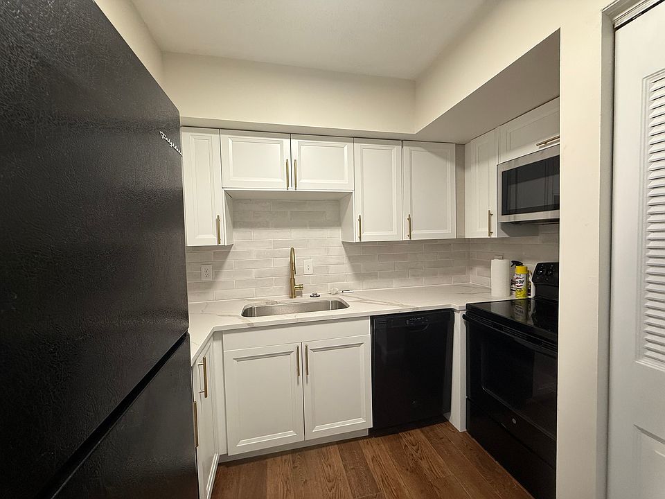 Full kitchen renovation in 2025 with white shake cabinets, quartz counter tops, & subway tile backsplash.