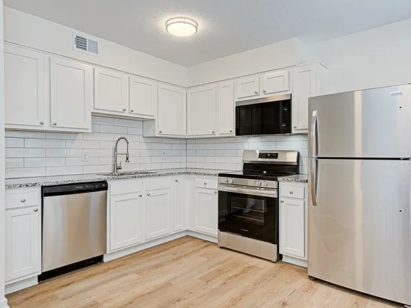 2912 Brinkey Way, Louisville, KY 40218