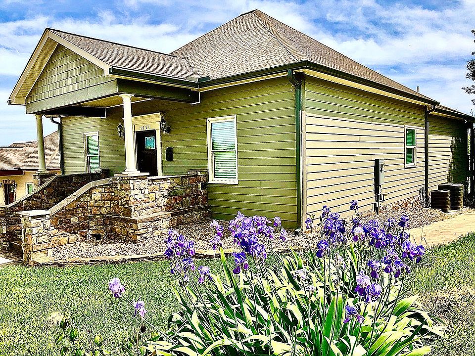 1st image of 1221 Circle Dr