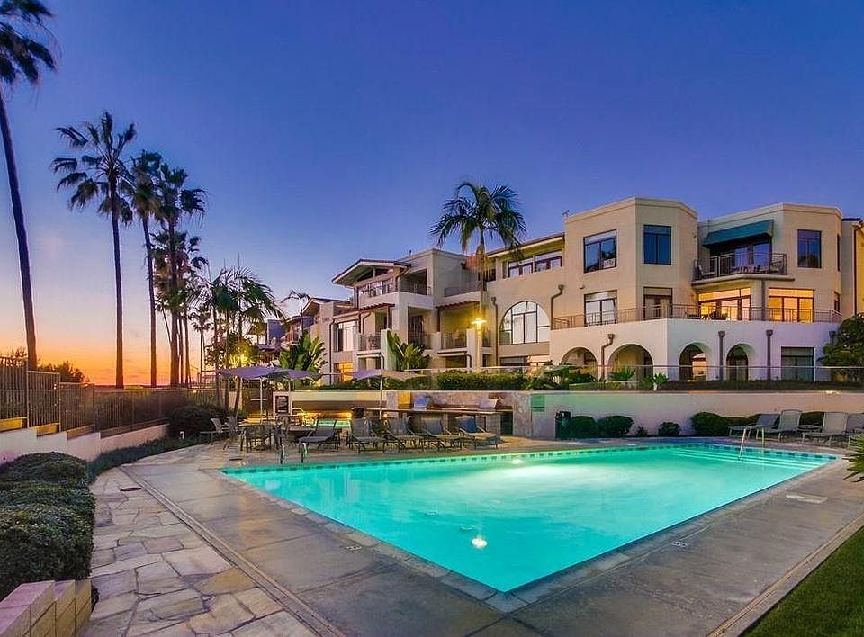 Enjoy the luxury Seahaus pool, hot tub, and outdoor kitchen, a perfect entertainment area.