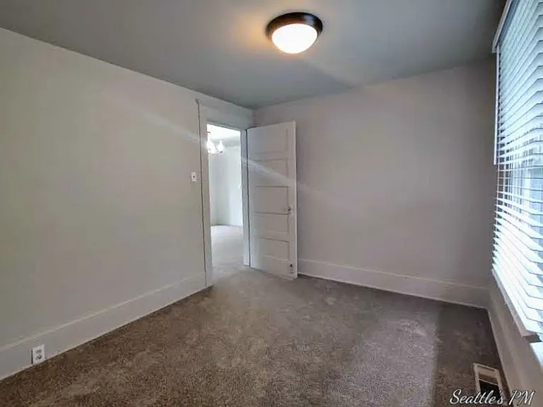 843 NE 56th St — Photo 11