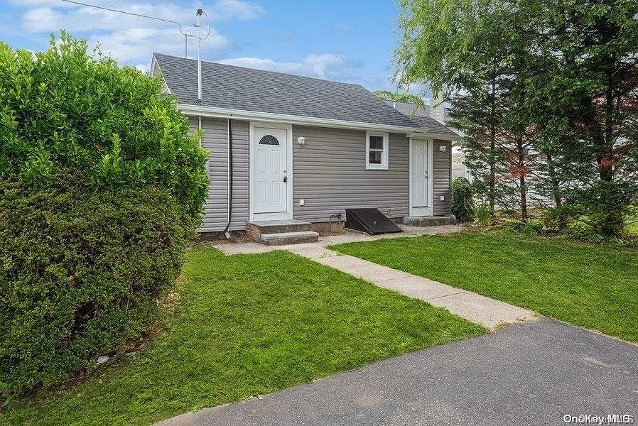 1st image of 136 E Pennywood Avenue