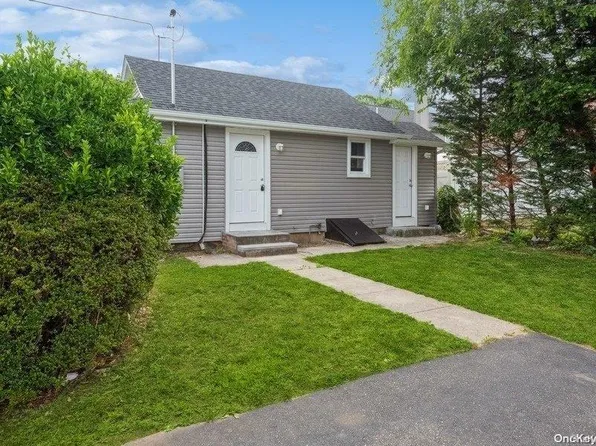 136 E Pennywood Avenue, Roosevelt, NY 11575