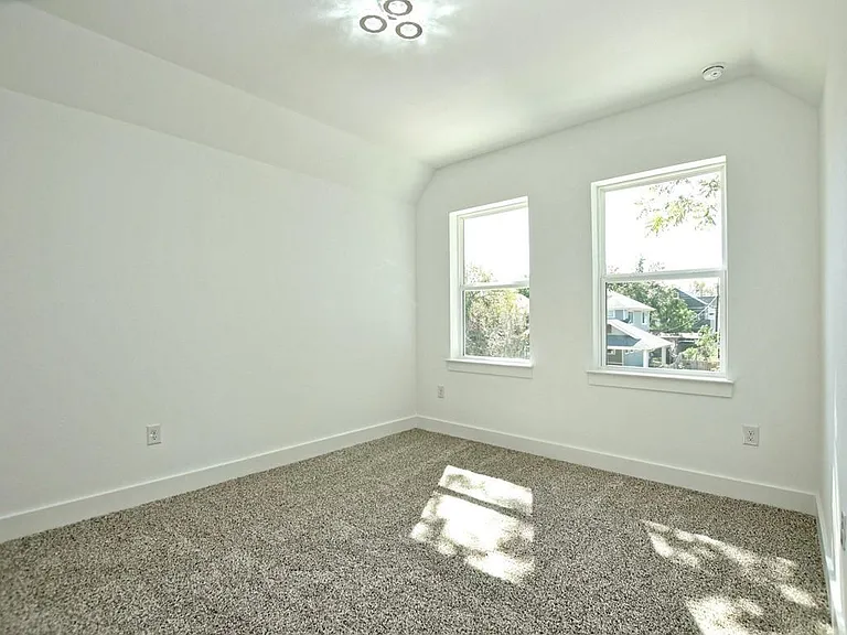 402 Zennia St — Photo 23