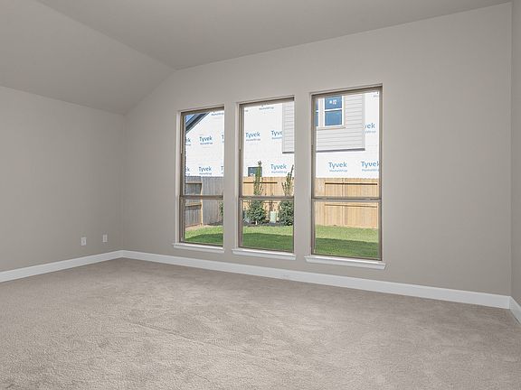 4th image of 1402 Crest Dale Ln