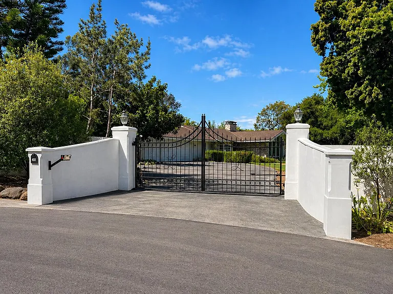 451 Live Oaks Rd — Photo 2