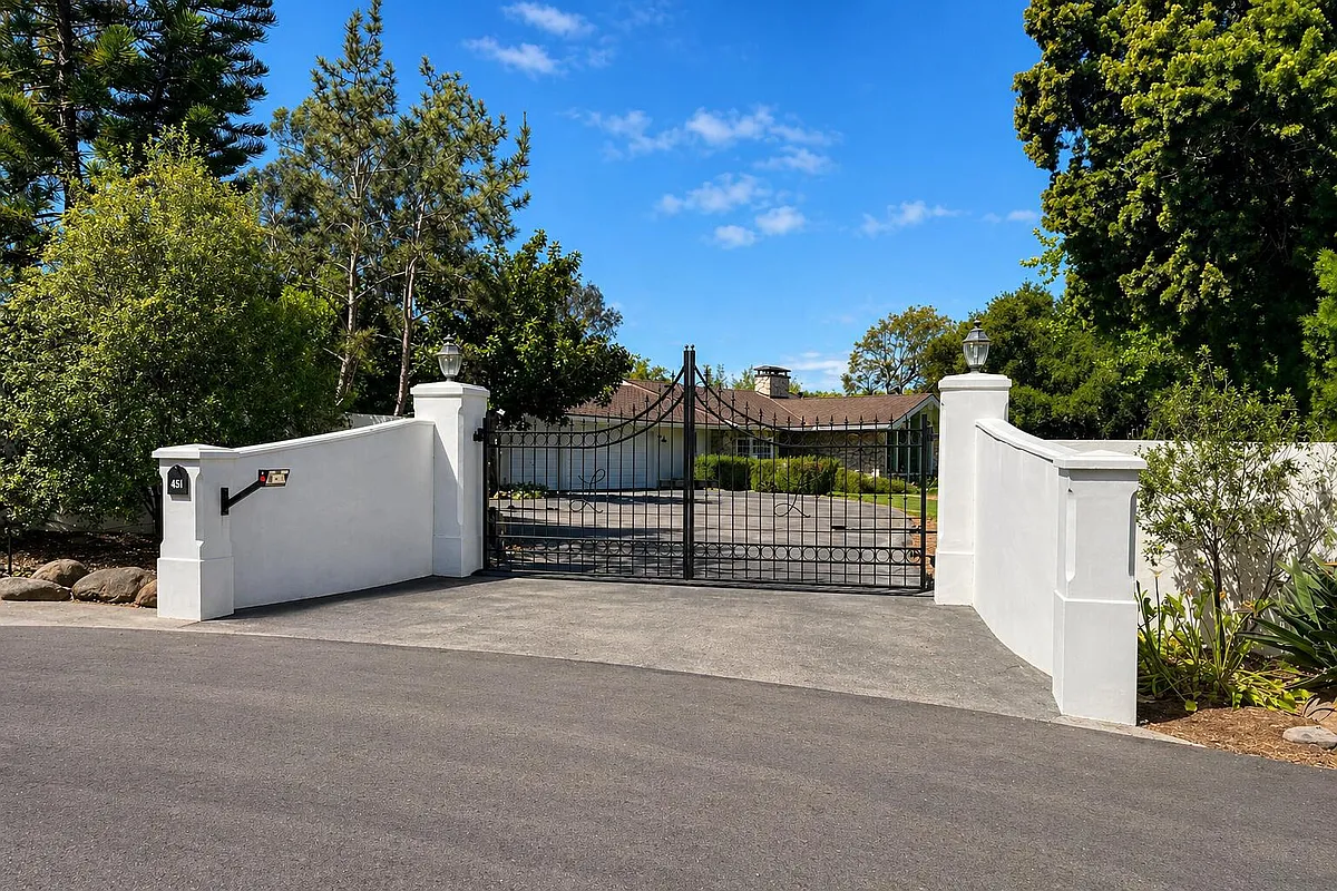 Building Photo - 451 Live Oaks Rd