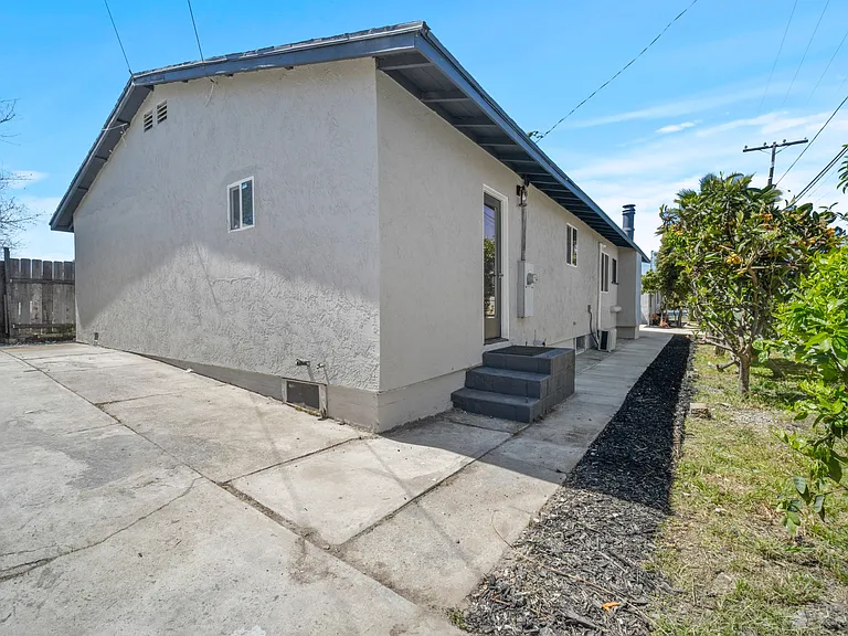223 Emerson St — Photo 25