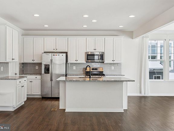 4th image of 405 Gladiola Way