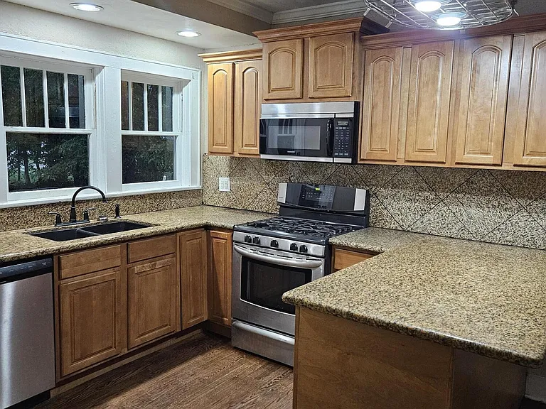 619 S Kentwood Ave — Photo 10