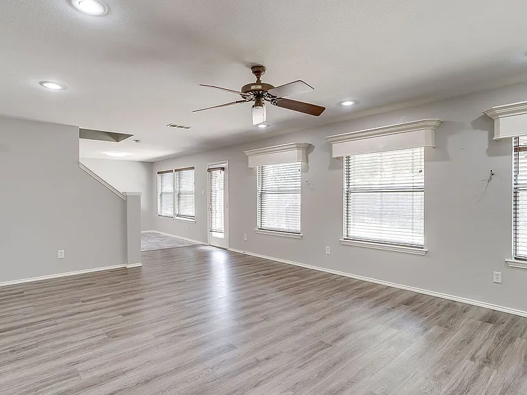 2875 Grandview Dr — Photo 6