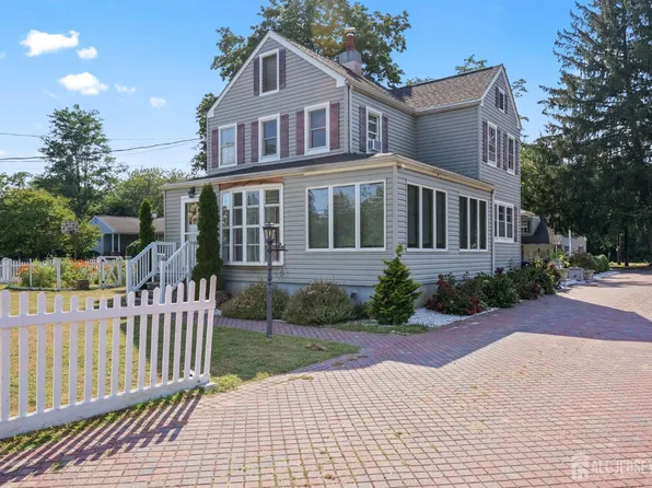 125 Main St, Helmetta, NJ 08828