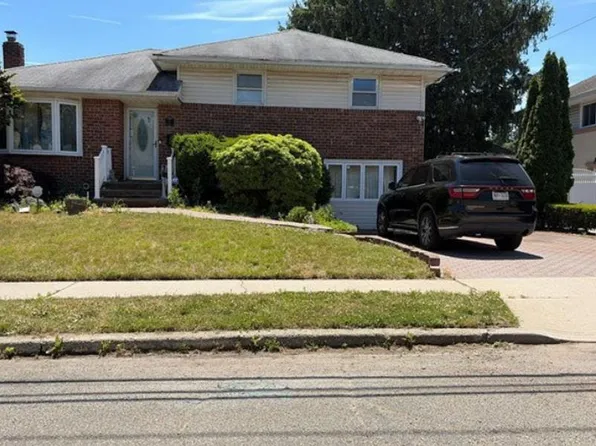 11 Berryhill Ln, Bethpage, NY 11714