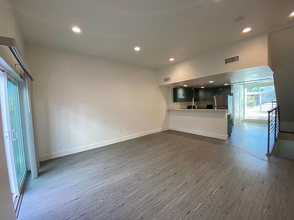 2nd image of 4461 Tujunga Ave Unit 103