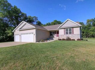W5717 Packer Ln, Pardeeville, WI 53954