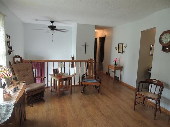 5th image of 215 E Hickory St