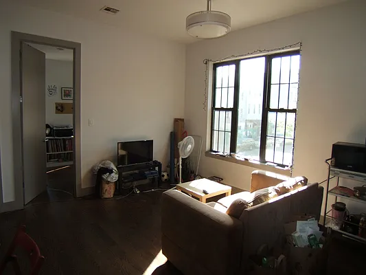 Rented by Joel Weisz, LREB | media 17