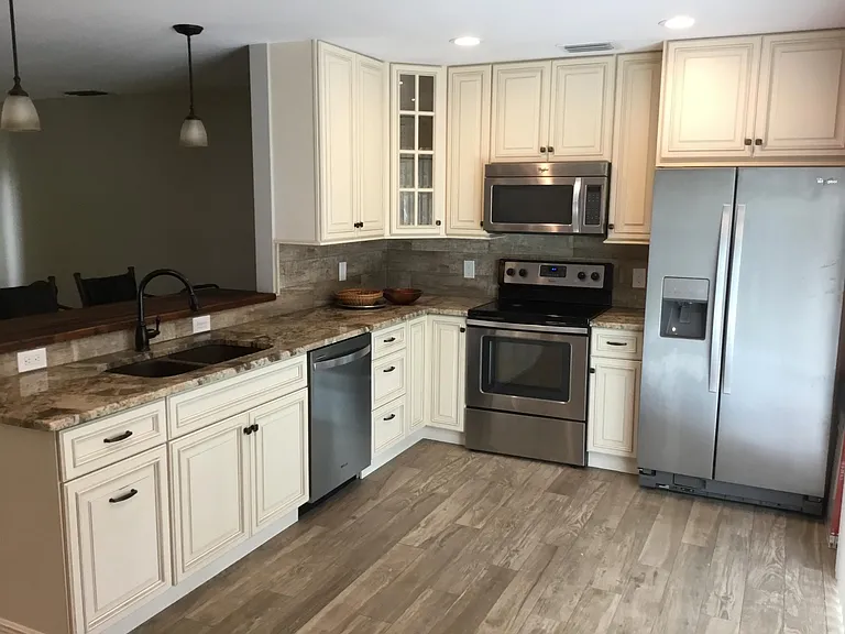 912 SE Dolphin Dr — Photo 1