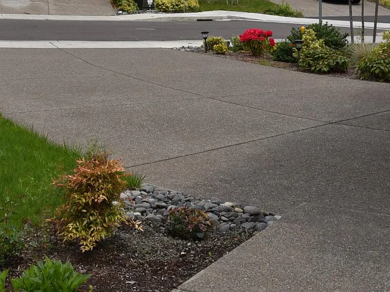 Huge driveway that can fit up to 6 cars