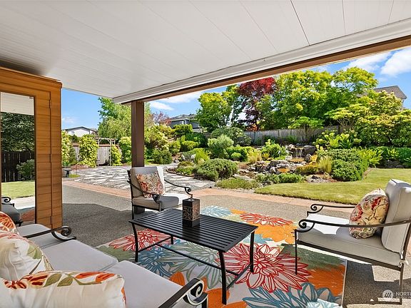 3rd image of 2122 Davis Court NE