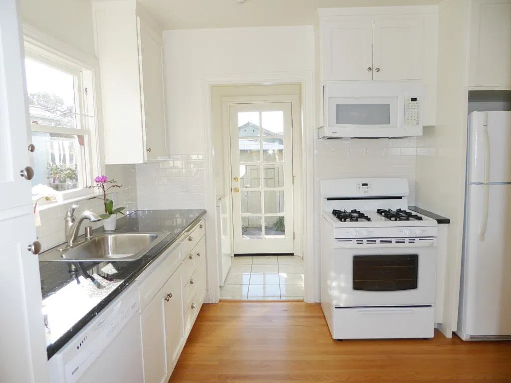 2 bed, 1000 sqft, $3,380 — Photo 3
