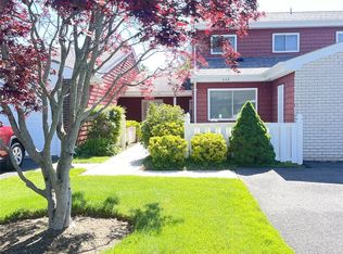 206 Flair Ct E, Saint James, NY 11780