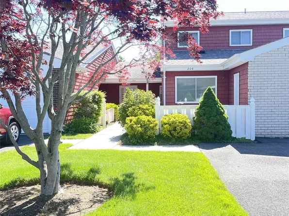 206 Flair Court E, Saint James, NY 11780