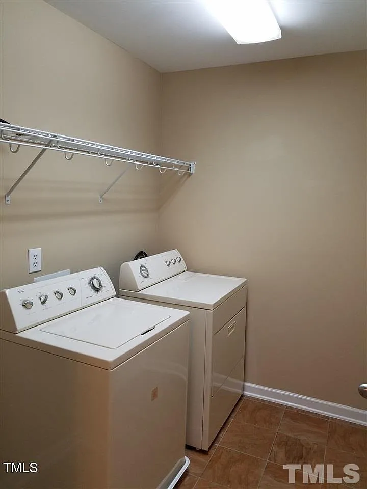 3 bed, 2.5 bath, 1898 sqft, $2,200 — Photo 3