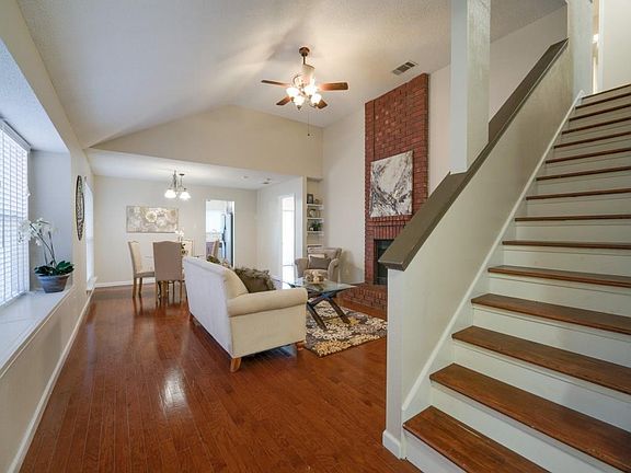 4th image of 828 Woodlake Dr