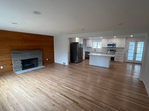 5th image of 202 Windsor Dr