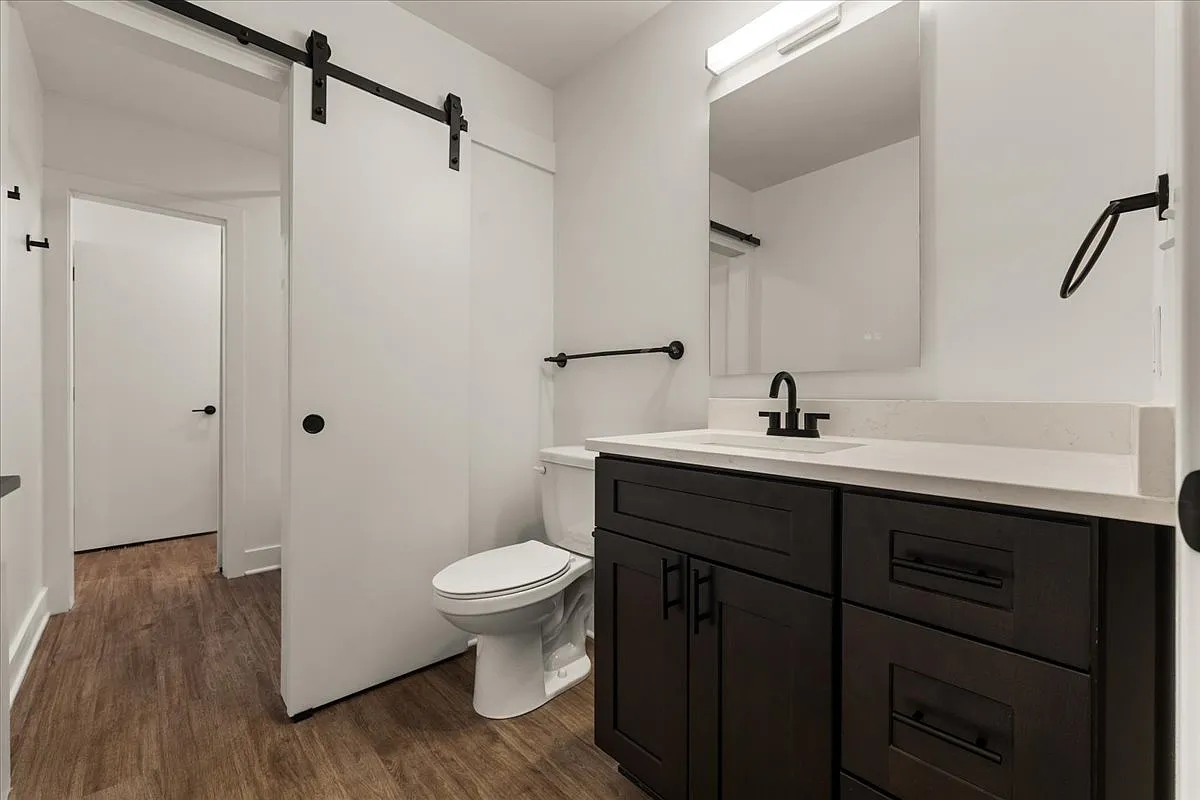 3 bed, 2.5 bath, 1600 sqft, $2,675 — Photo 2