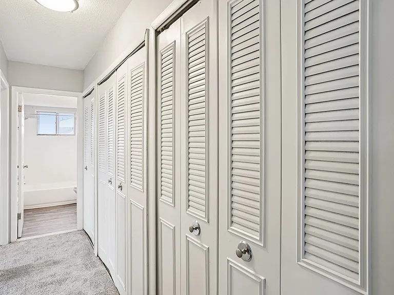 Hillcrest Club Apartments — Photo 28