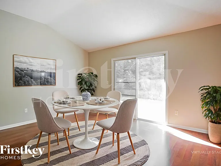 489 Mackenzie Cir — Photo 6