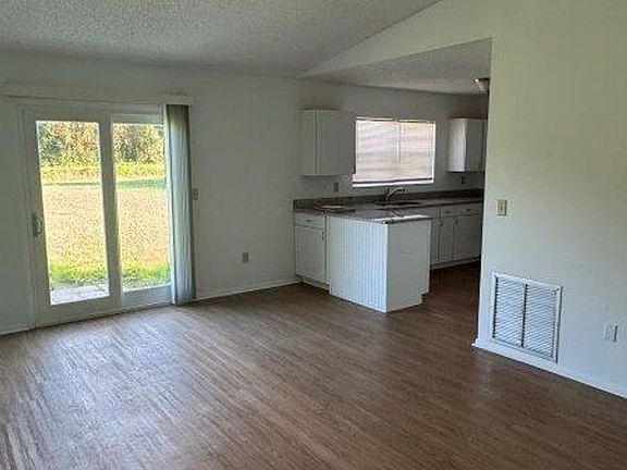 3rd image of 1015 Grandeur St SE