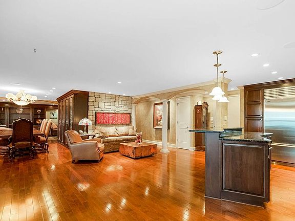 2nd image of 121 W 48th St APT 1101