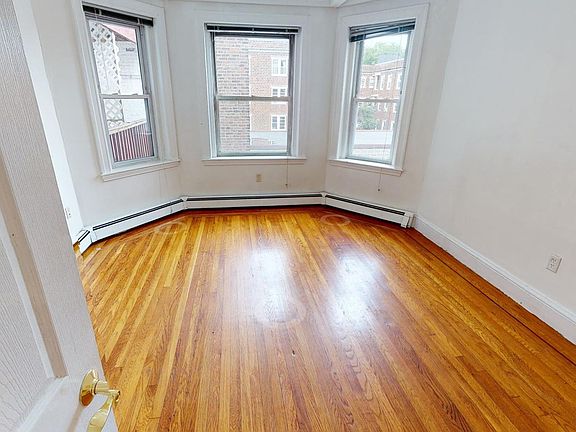 5th image of 73 Thatcher St #18