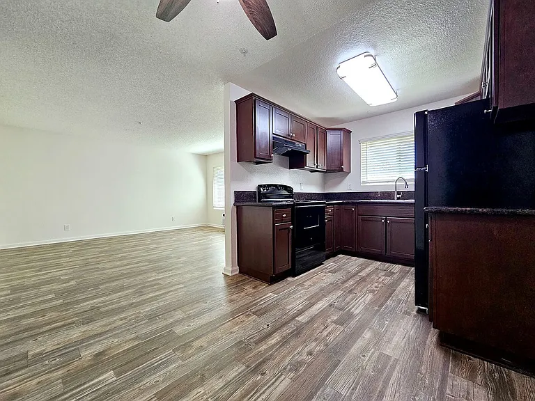 Newport Gardens Apartments — Photo 13